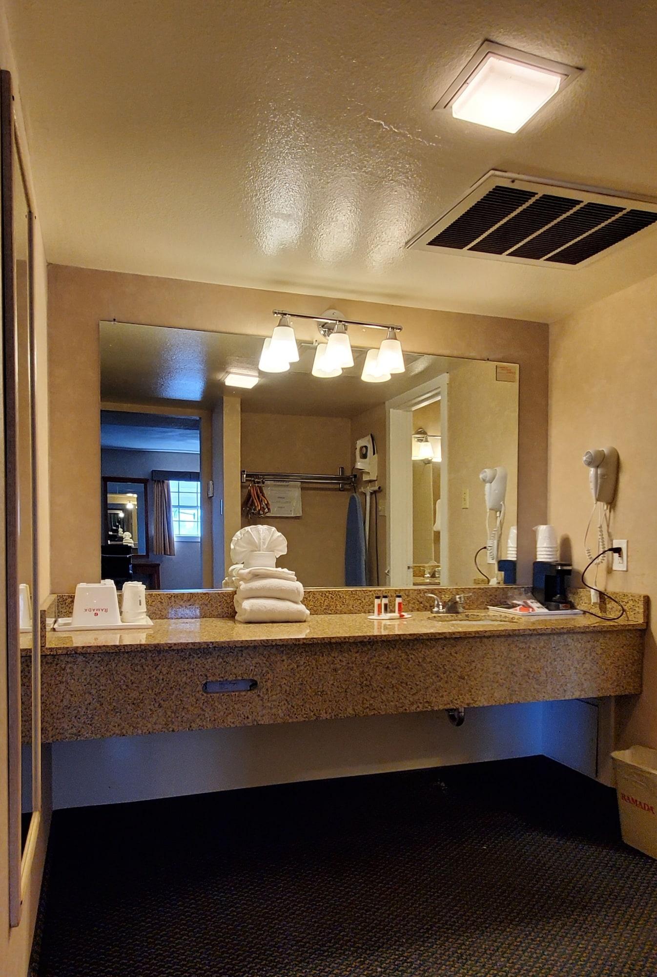 Ramada By Wyndham Flagstaff East Hotel Ngoại thất bức ảnh