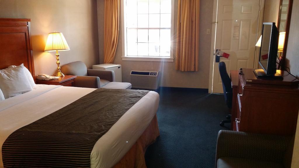 Ramada By Wyndham Flagstaff East Hotel Ngoại thất bức ảnh
